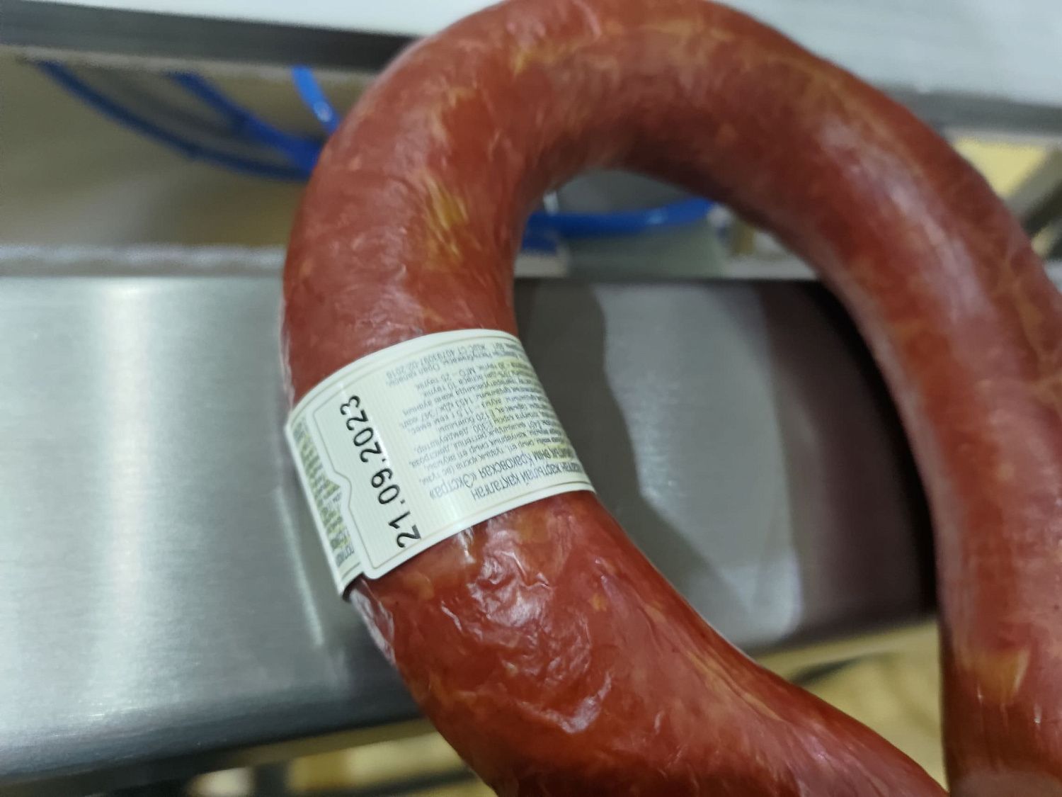 Нанесение этикетки на колбасные изделия