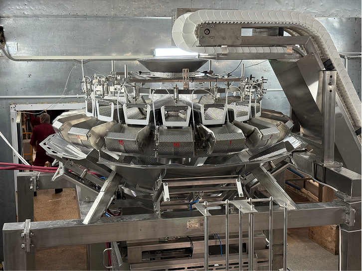 Фасовка полуфабрикатов в лотки на трейсилере 2