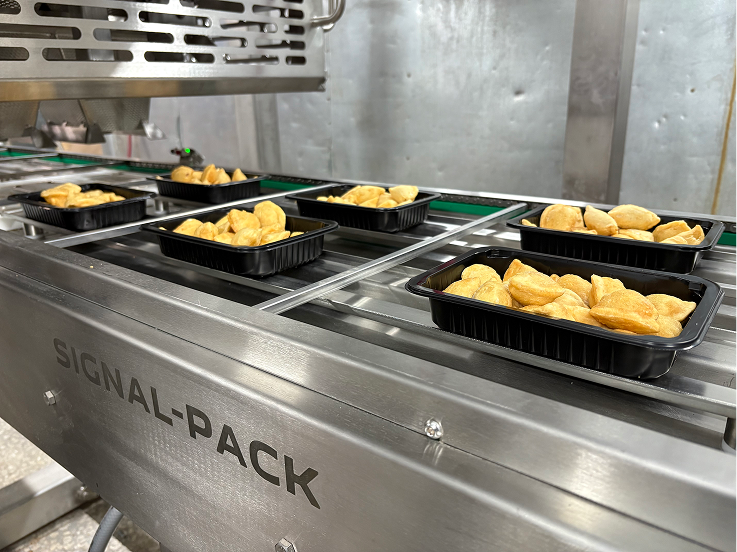 Фасовка полуфабрикатов в лотки на трейсилере 3