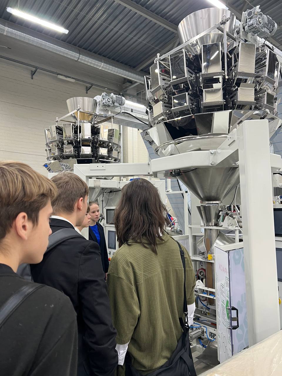 Школьники на производственной площадке Сигнал-Пак